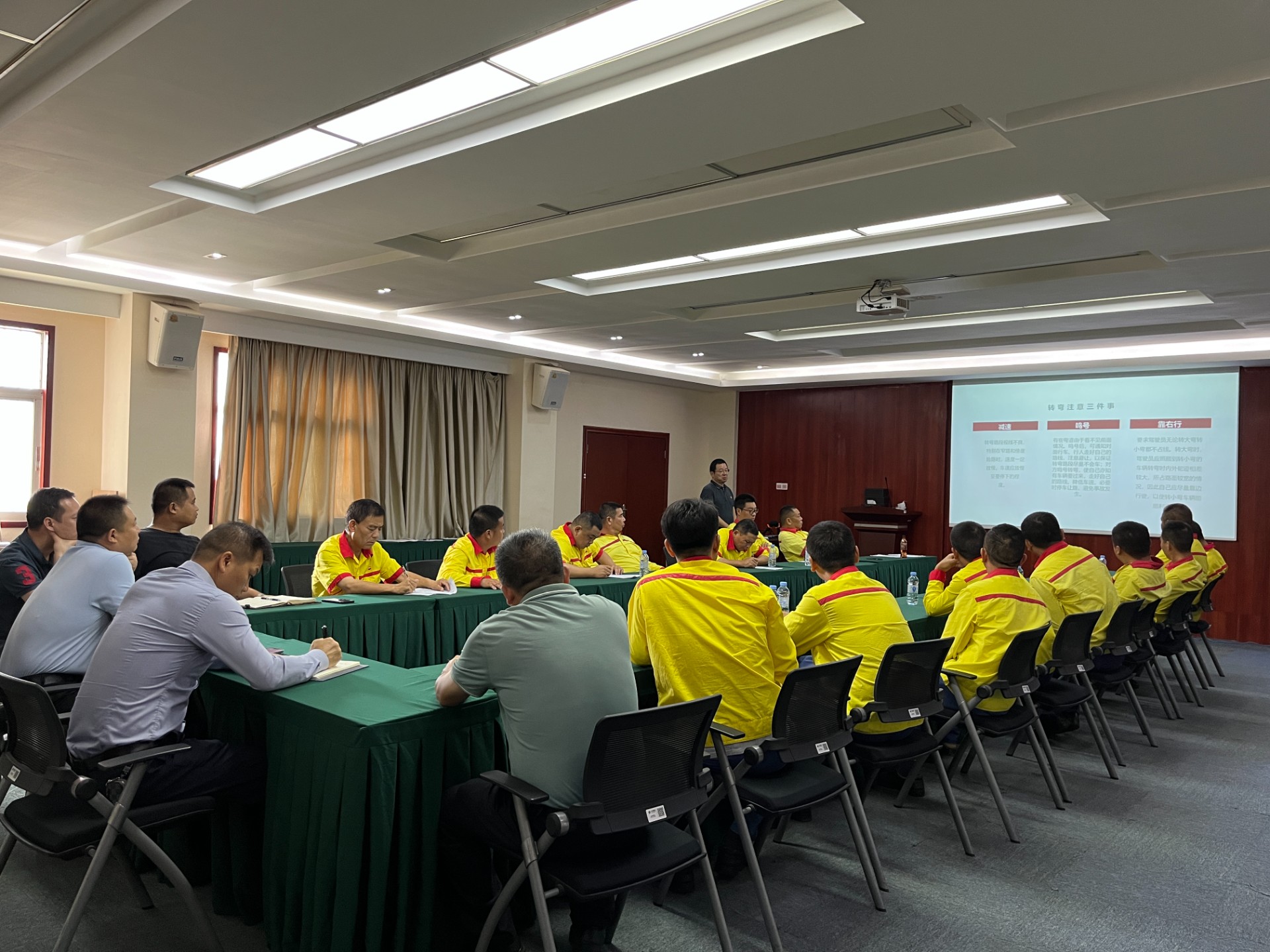運輸事業(yè)部召開防預(yù)性駕駛培訓(xùn)會議